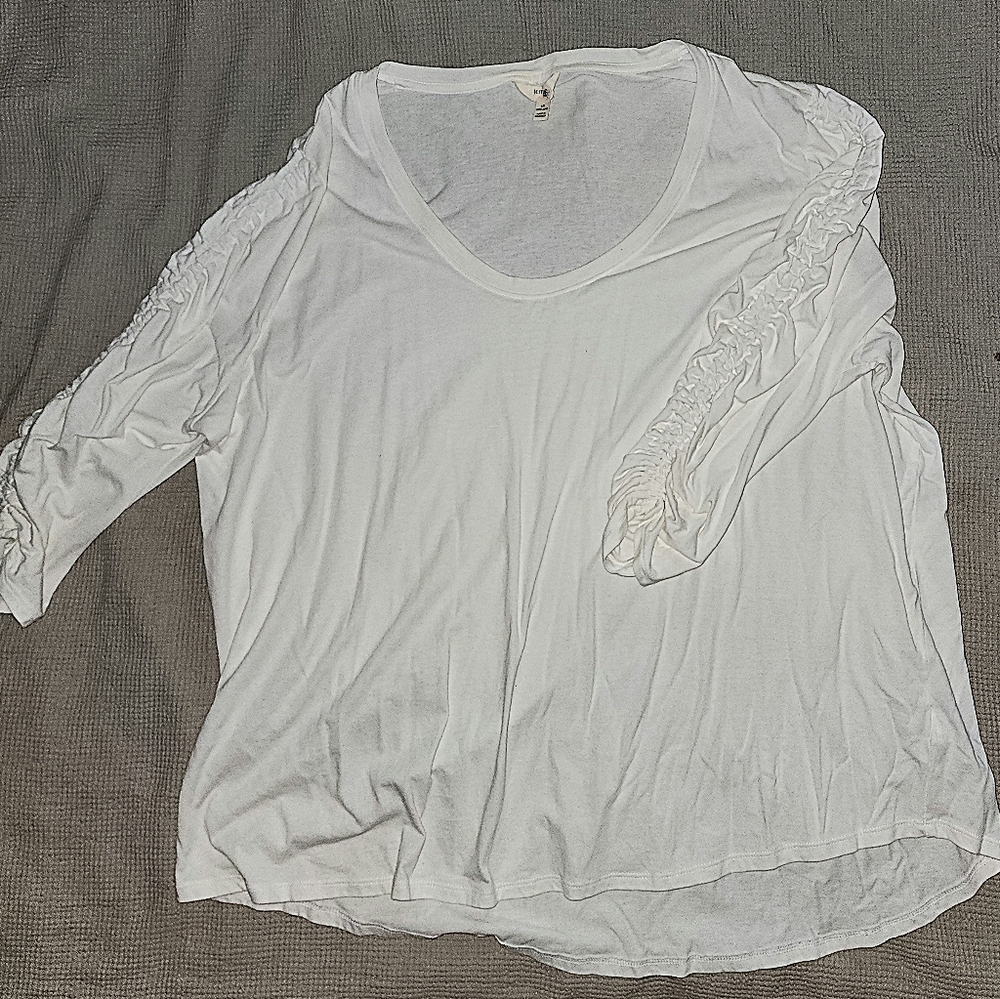 2x white t shirt